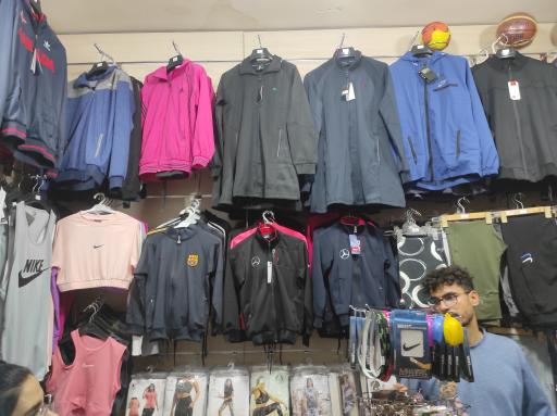 عکس فروشگاه لوازم ورزشی کارت قرمز