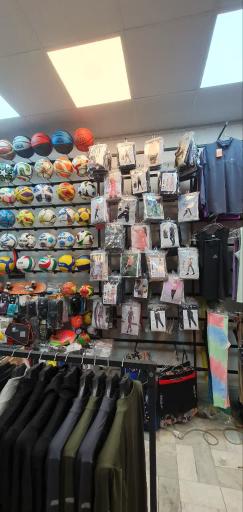 عکس فروشگاه لوازم ورزشی کارت قرمز