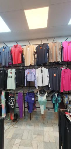 عکس فروشگاه لوازم ورزشی کارت قرمز