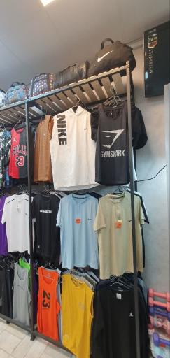 عکس فروشگاه لوازم ورزشی کارت قرمز