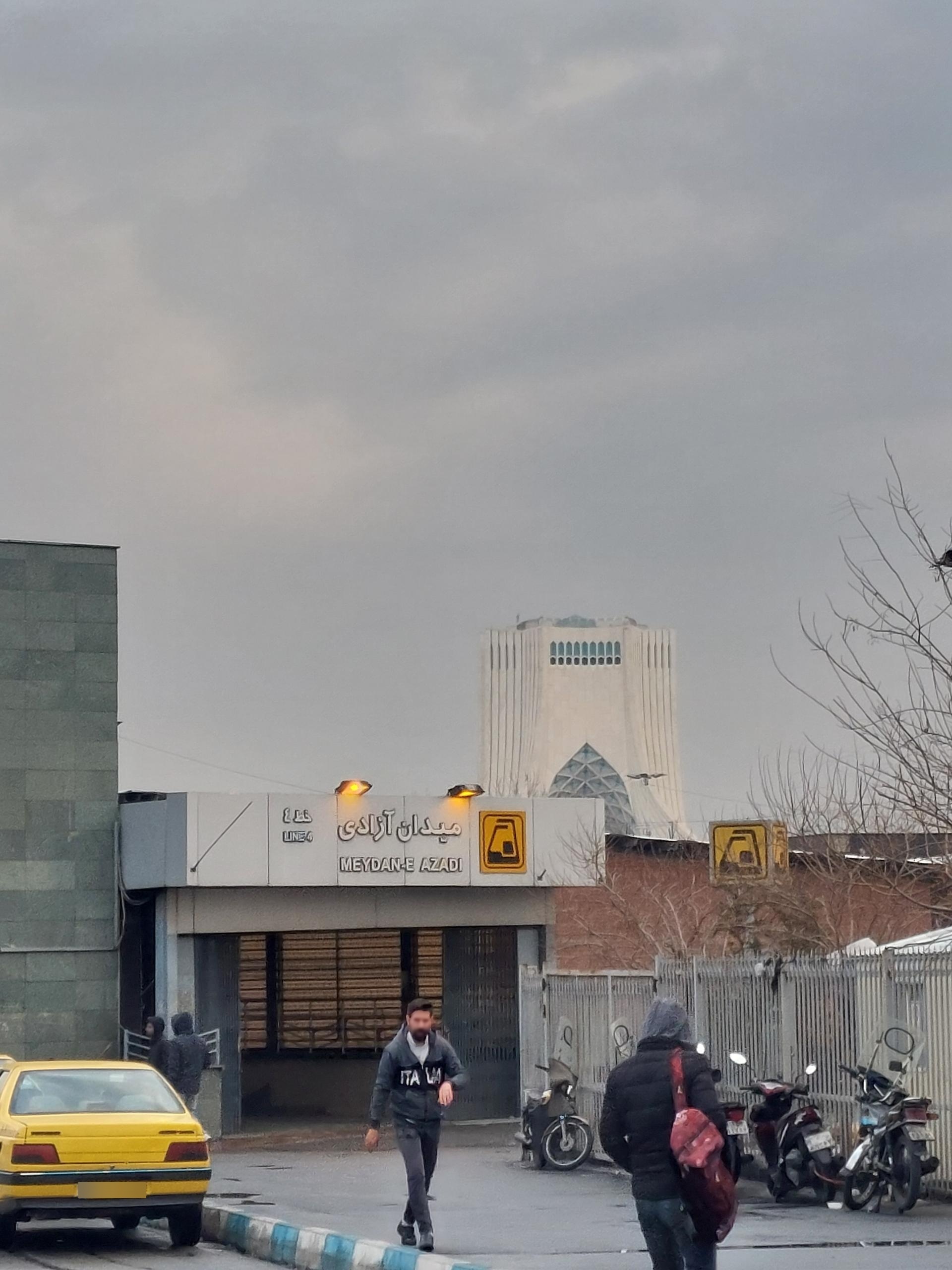 عکس ورودی مترو ایستگاه آزادی
