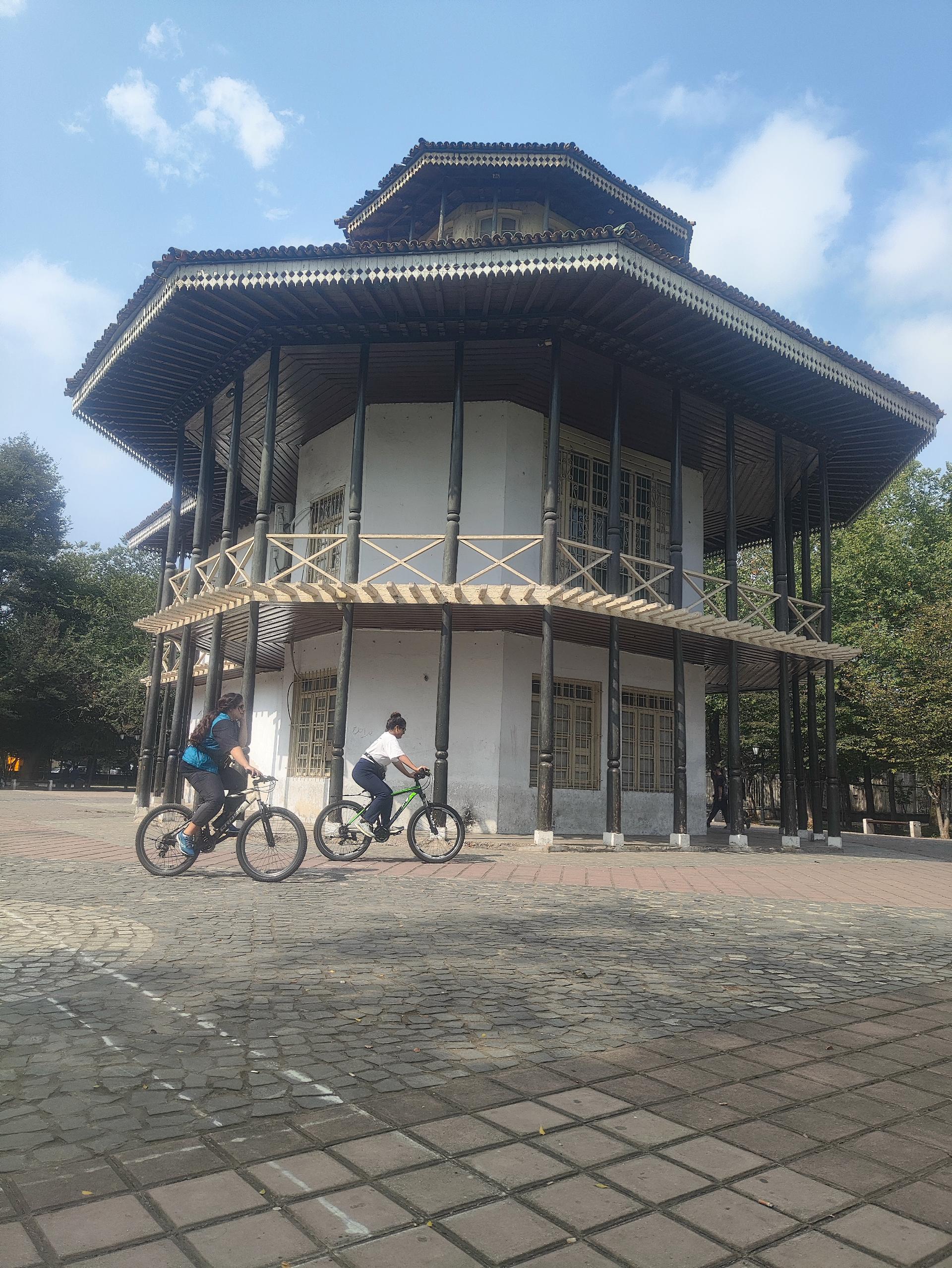 عکس عمارت کلاه فرنگی