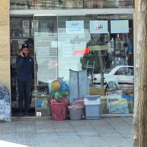 عکس ارزانسرای بلور و پلاستیک و ظروف یکبارمصرف