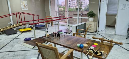 عکس کاردرمانی و گفتار درمانی توفیقی