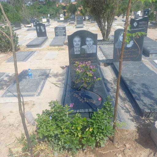 عکس مزار صادق صادقی