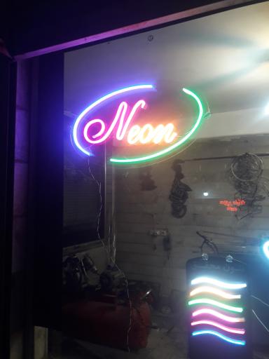 عکس نئون و تابلو سازی محقق 
