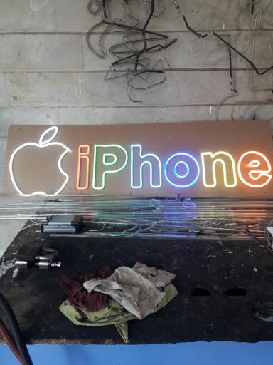 عکس نئون و تابلو سازی محقق 