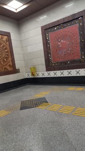 عکس ورودی مترو ایستگاه میدان صنعت