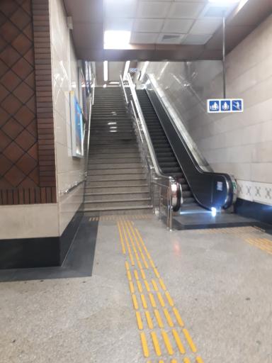 عکس ورودی مترو ایستگاه میدان صنعت