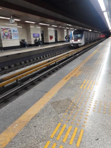 عکس ورودی مترو ایستگاه میدان صنعت