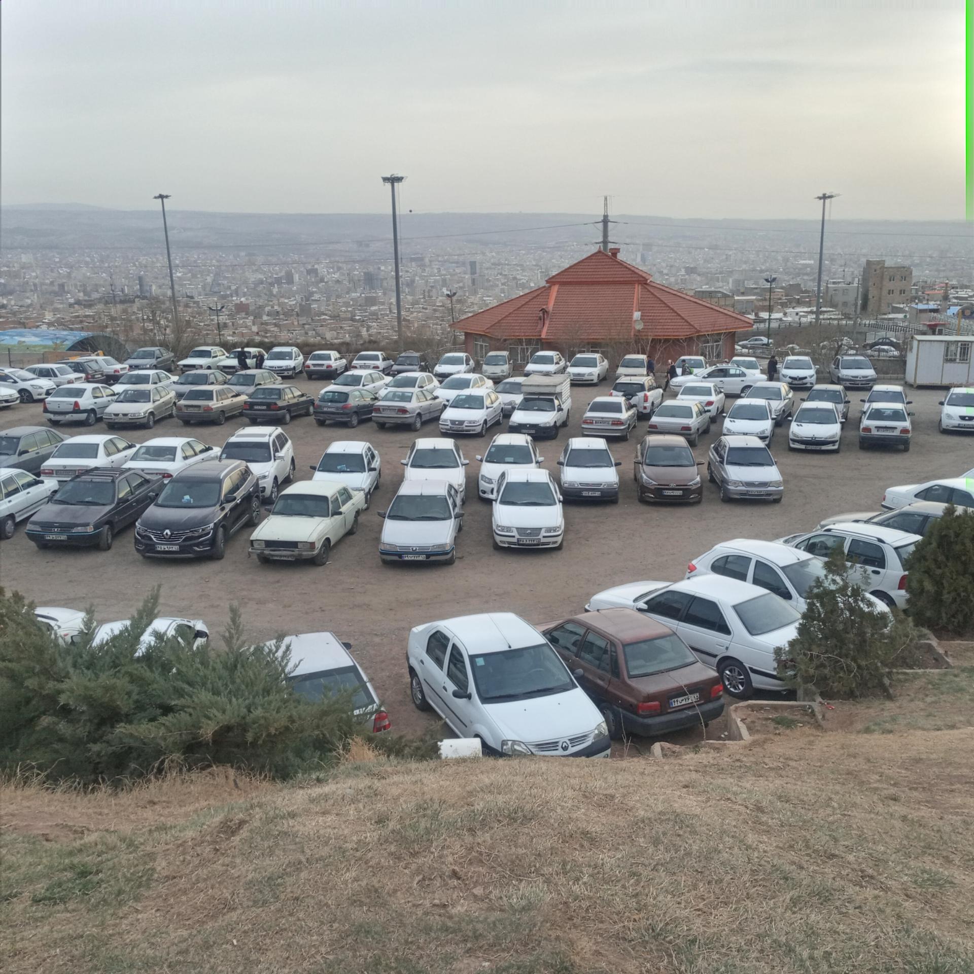 عکس پارکینگ تله کابین عینالی