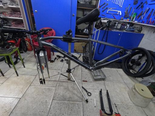 عکس تعمیرات دوچرخه