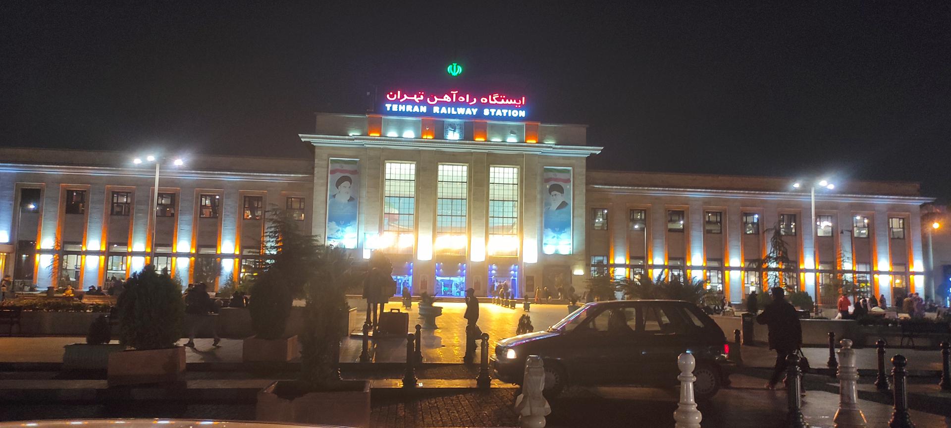 عکس ورودی مترو ایستگاه راه آهن