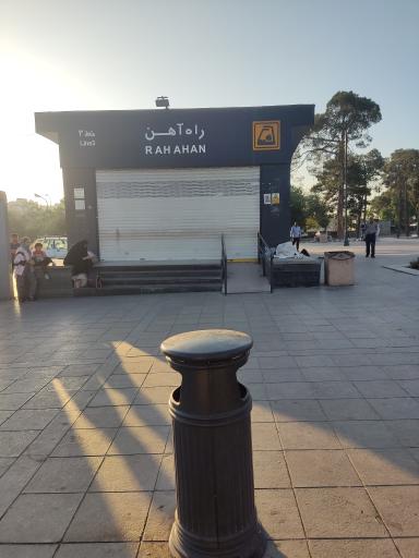 عکس ورودی مترو ایستگاه راه آهن