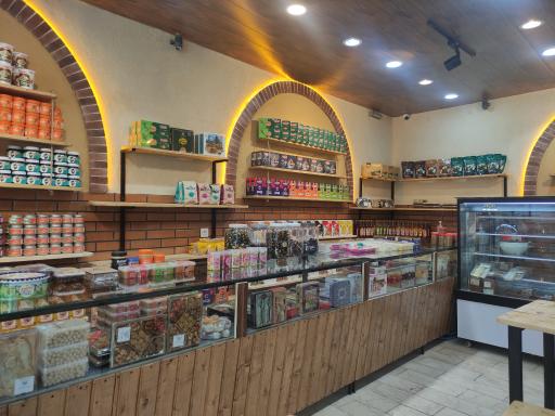 عکس کافه و سوغات‌های خوشمزه ایران کاک عظیم