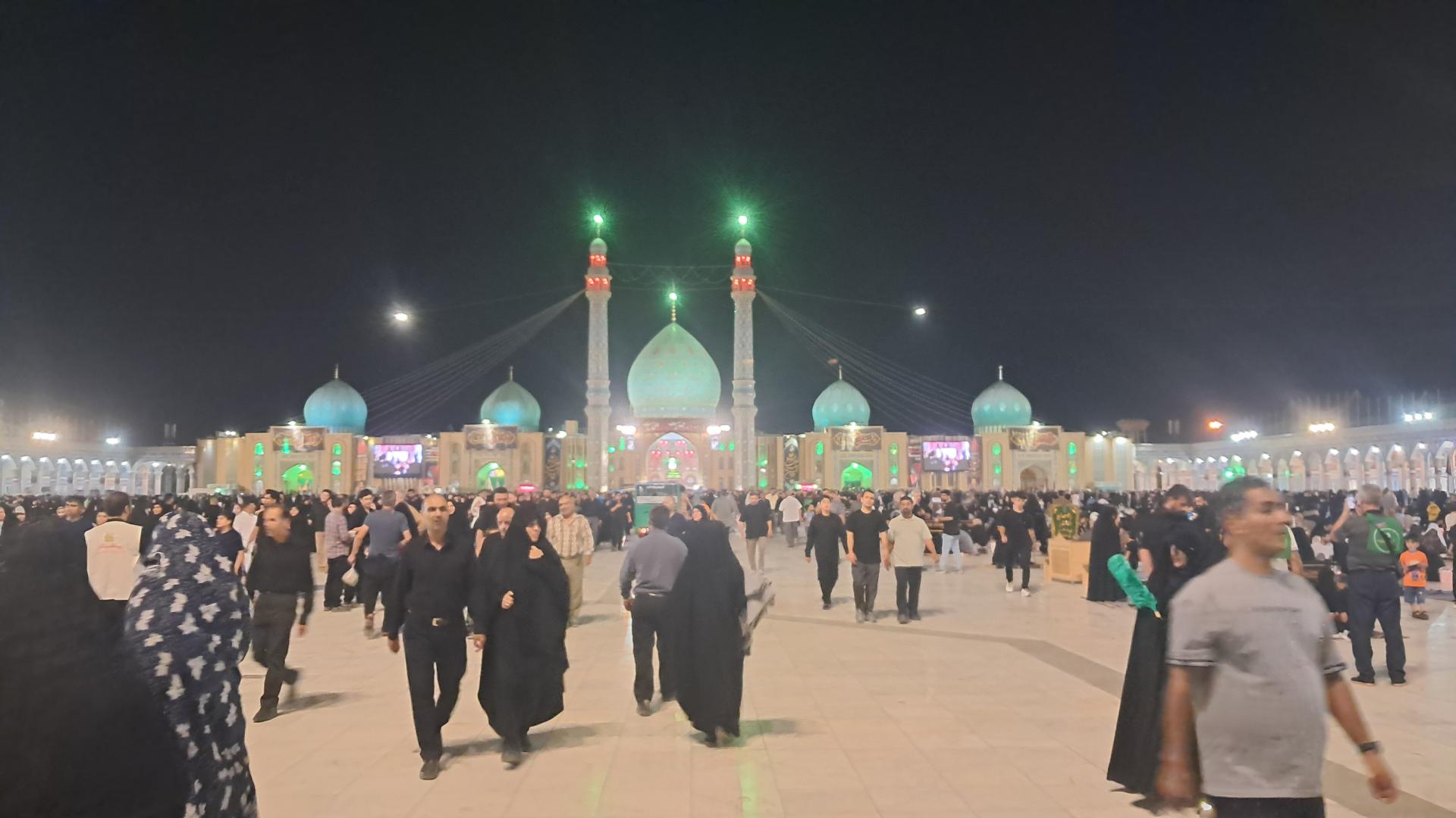 عکس صحن مرکزی بزرگ مسجد جمکران 