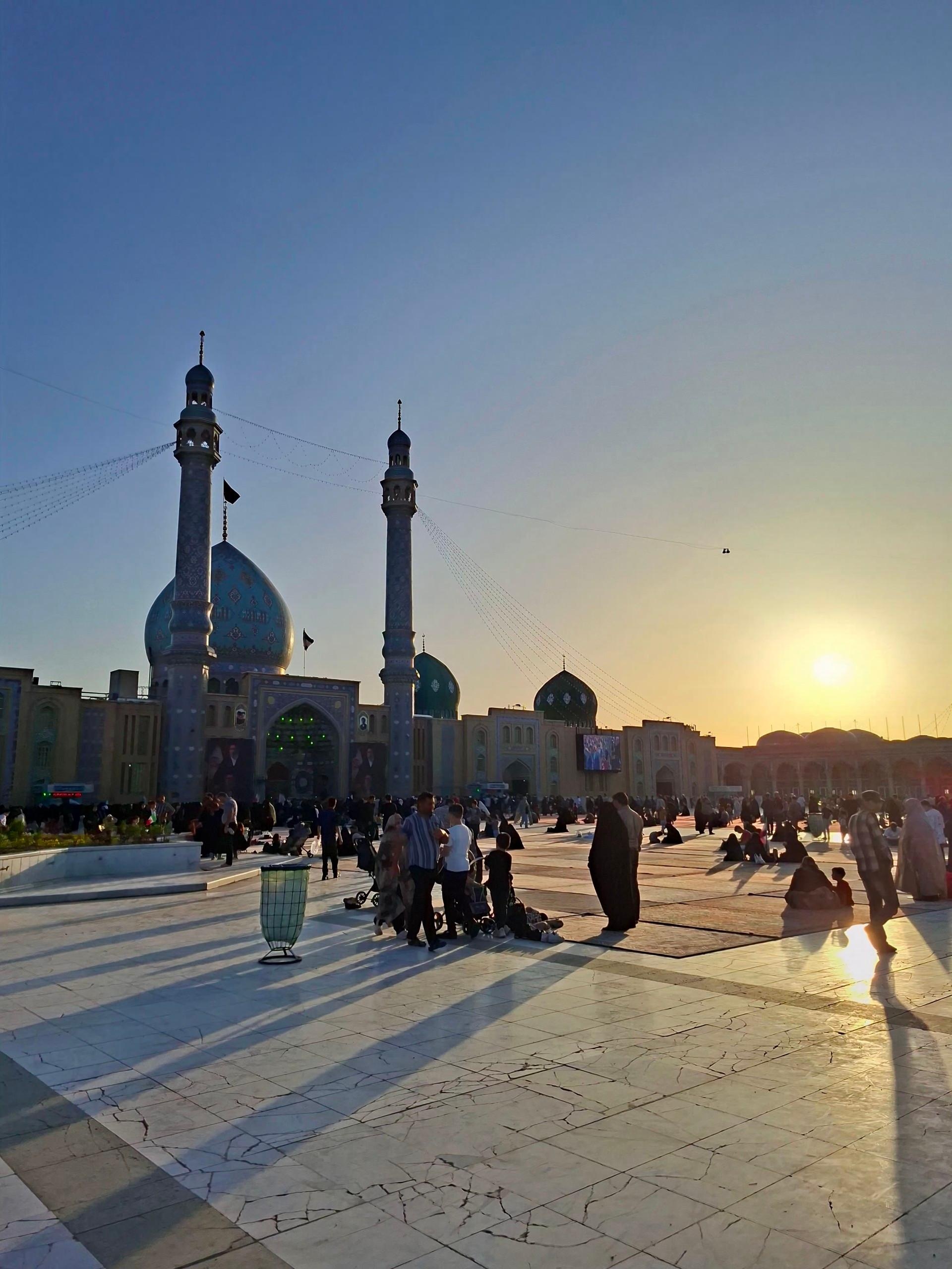 عکس صحن مرکزی بزرگ مسجد جمکران 