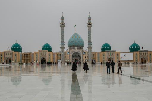 عکس صحن مرکزی بزرگ مسجد جمکران 