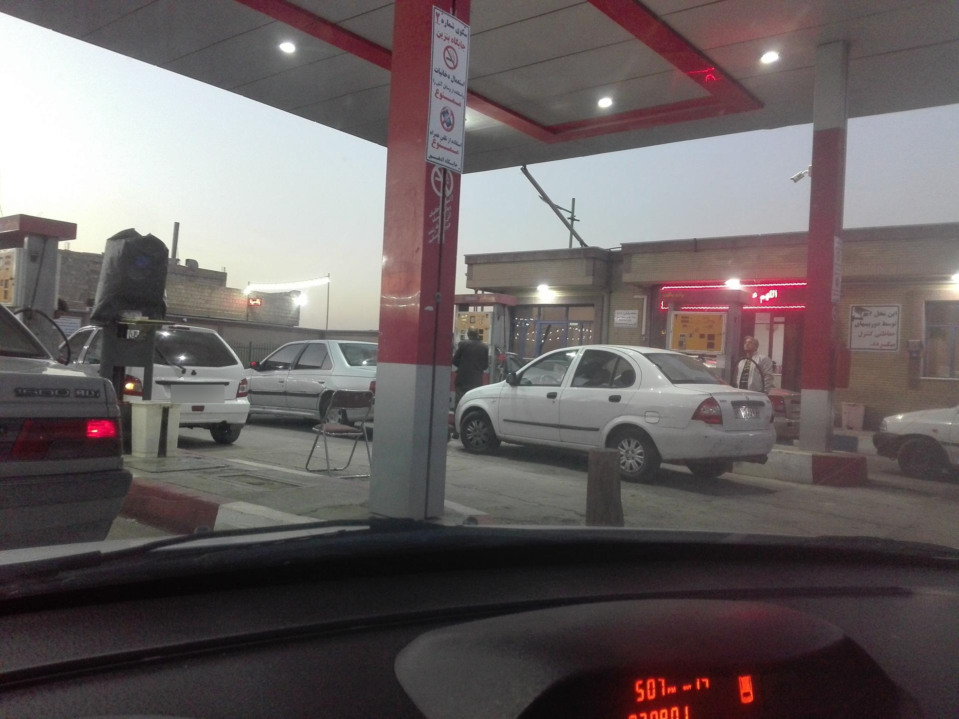 عکس پمپ بنزین ادهم