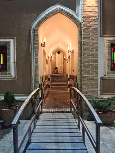 عکس رستوران بین‌المللی عمارت بادگیر