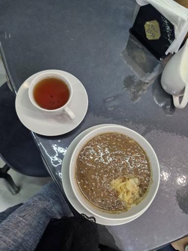 عکس صبحانه خوری نان و چای حاج اکبر