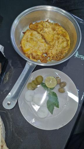 عکس صبحانه خوری نان و چای حاج اکبر