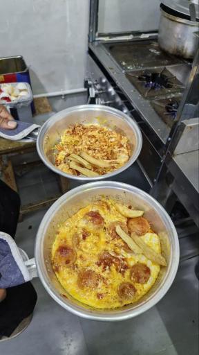 عکس صبحانه خوری نان و چای حاج اکبر