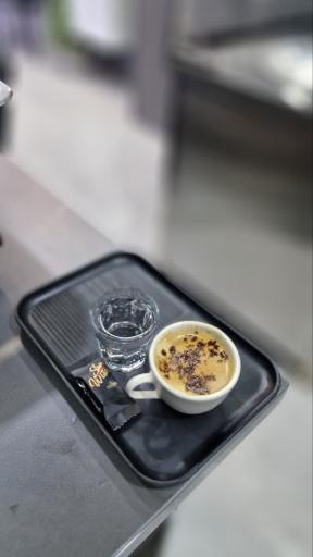 عکس صبحانه خوری نان و چای حاج اکبر
