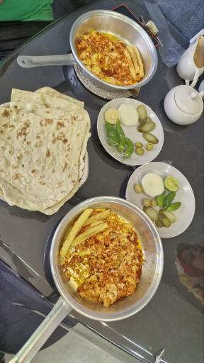 عکس صبحانه خوری نان و چای حاج اکبر