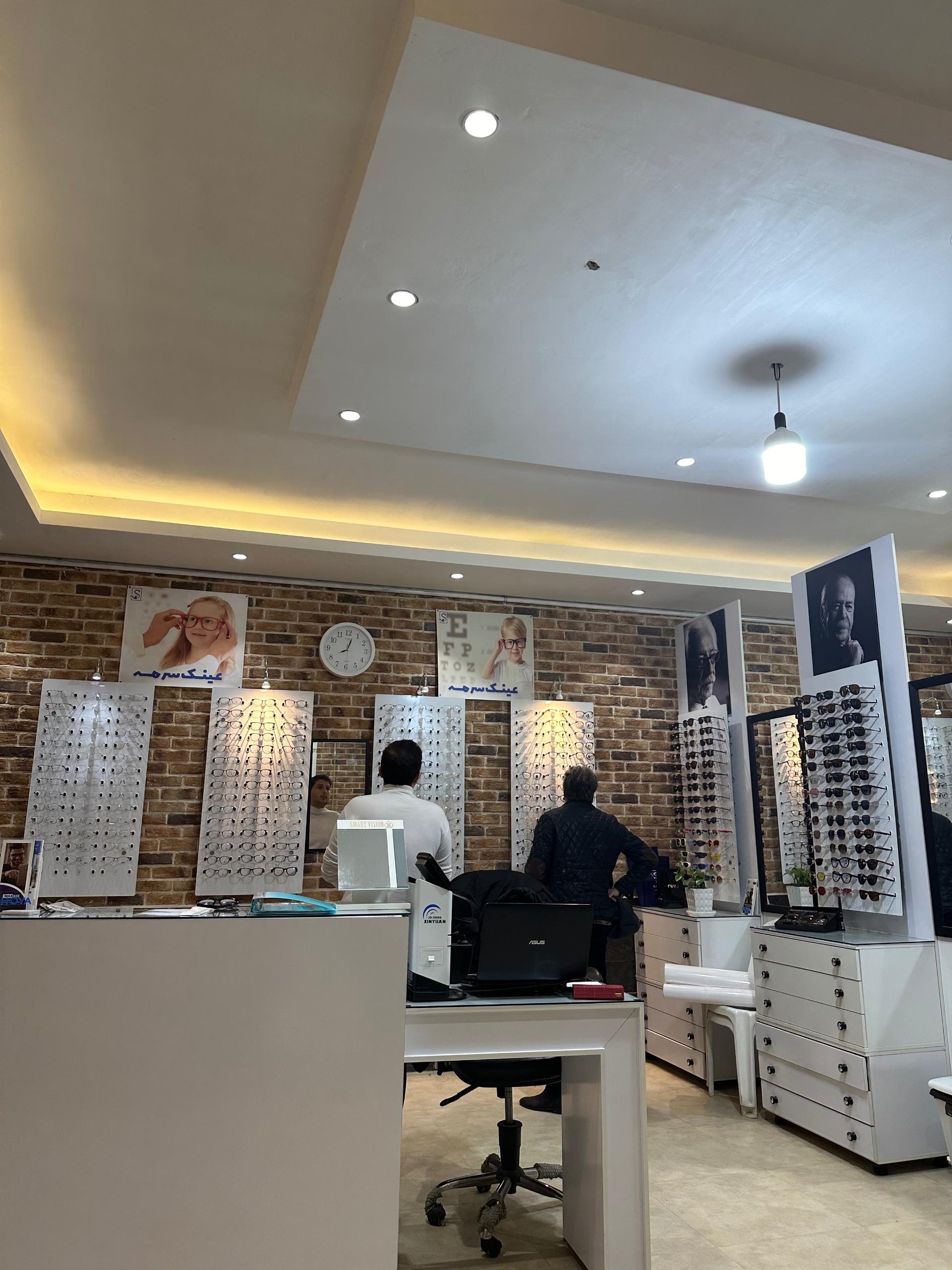 عکس بینایی سنجی و عینک سُرمه