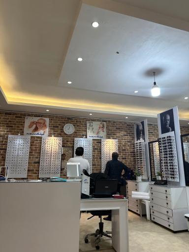 عکس بینایی سنجی و عینک سُرمه