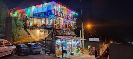 عکس مسافرخانه چوبی مهیار