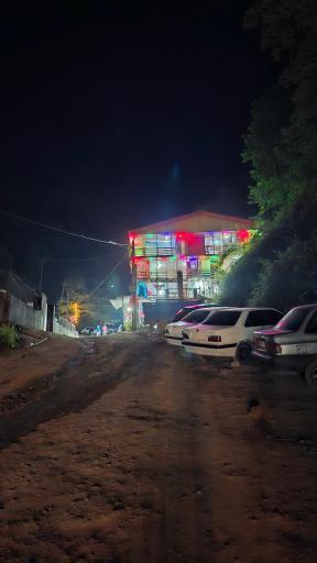 عکس مسافرخانه چوبی مهیار