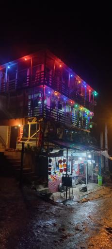 عکس مسافرخانه چوبی مهیار