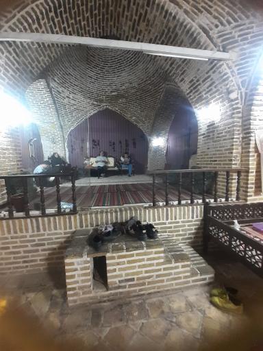 عکس رستوران سنتی بابا میرزا