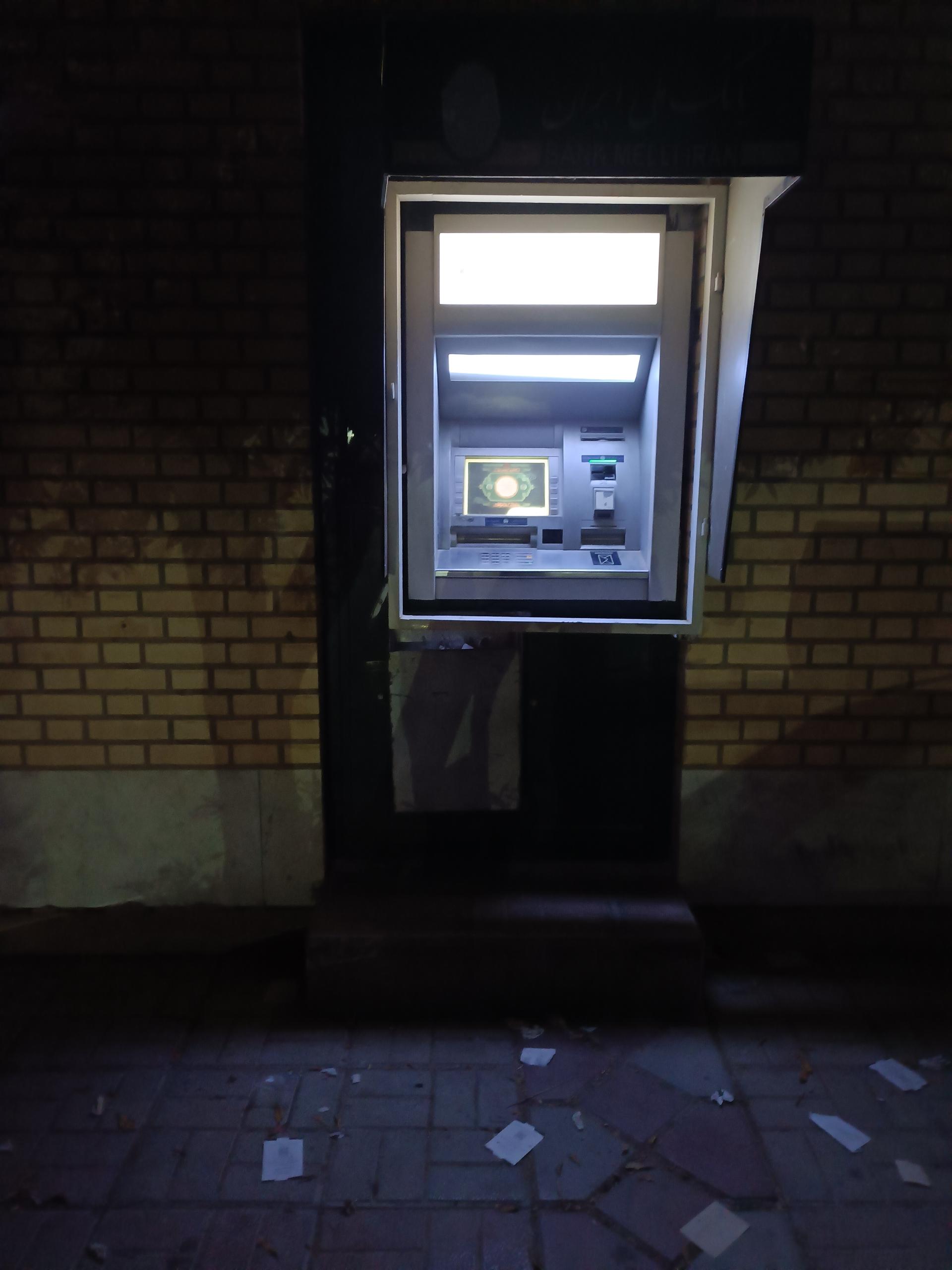 عکس عابر بانک ملی