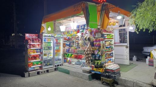 عکس دکه روزنامه فروشی و تنقلات رضازاده