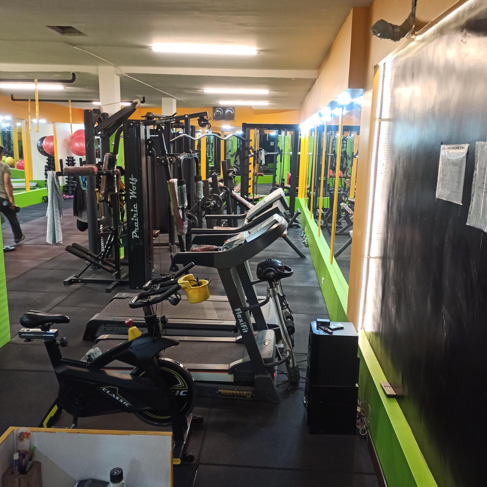 عکس باشگاه ورزشی بانوان ملورین