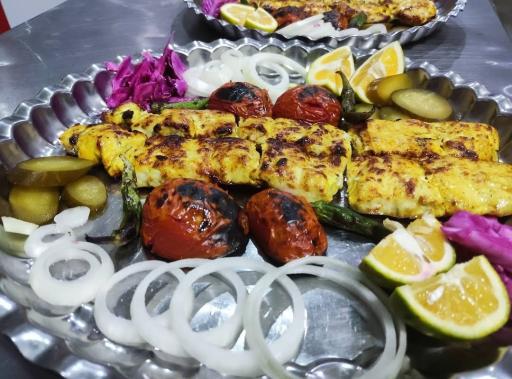 عکس باغچه رستوران سنتی فرشته