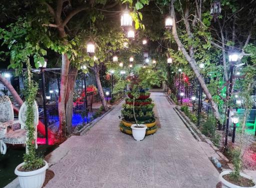 عکس باغچه رستوران سنتی فرشته