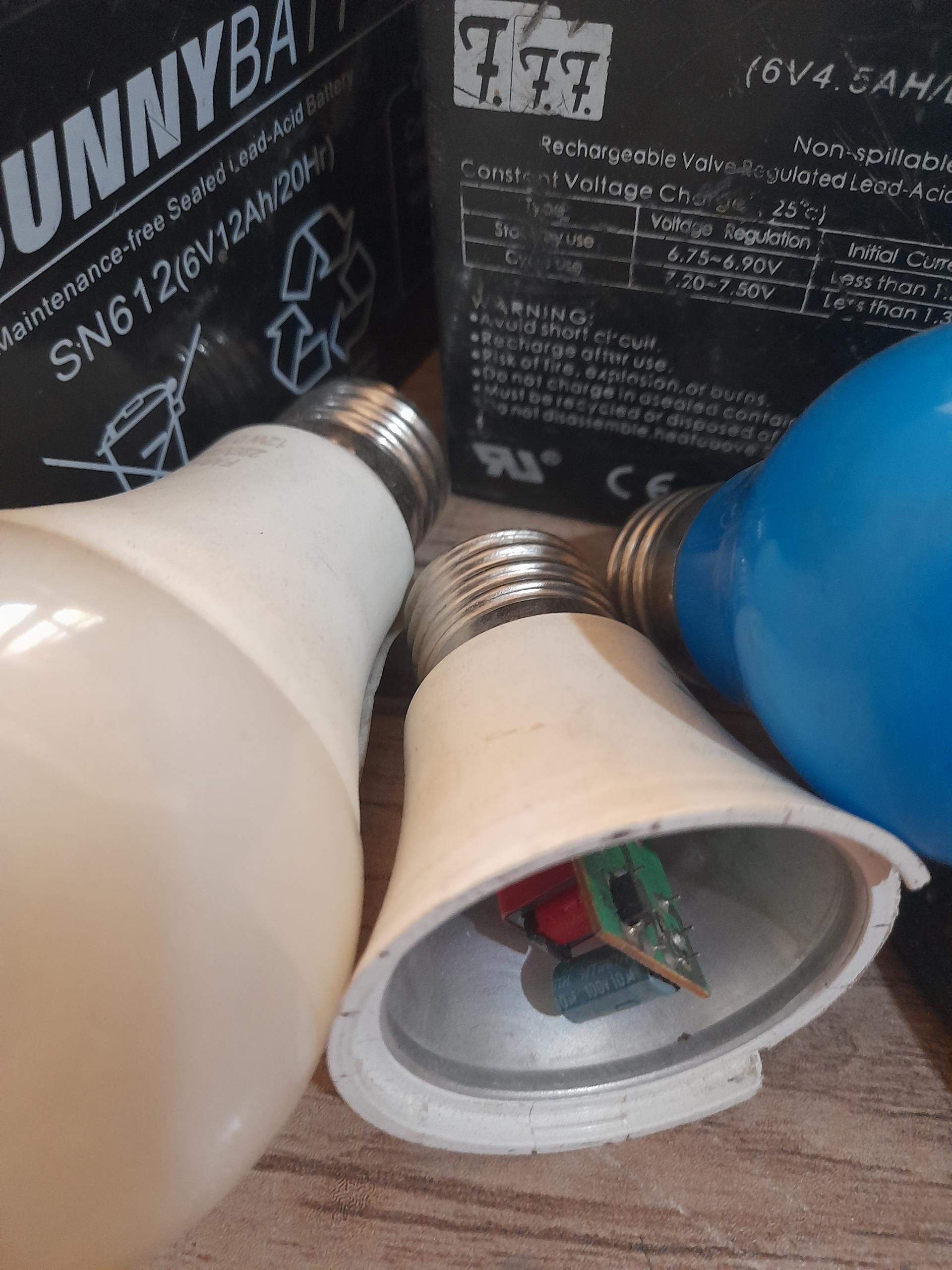 عکس تعمیر‌ لوازم الکترونیکی