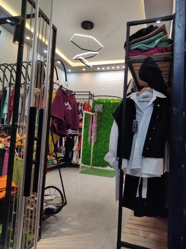 عکس لباس فروشی من و داداشم 