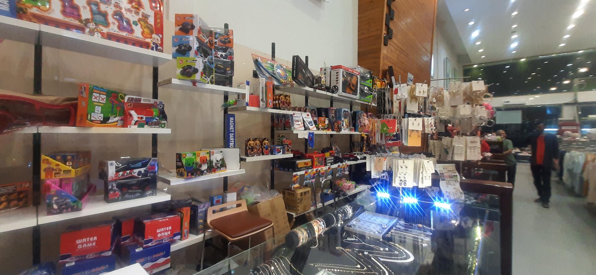 عکس فروشگاه لباس آرمانی