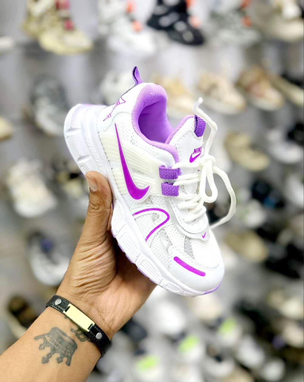 عکس فروشگاه کیف و کفش لونیوا