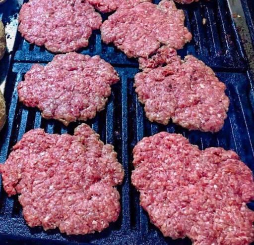 عکس ساندویچ برگر ذغالی شقایق