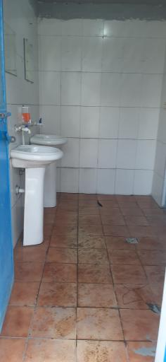 عکس توالت عمومی (بسته‌ است)