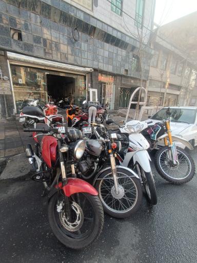 عکس تعمیرگاه موتورسیکلت رضا و جمشید