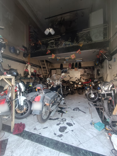 عکس تعمیرگاه موتورسیکلت رضا و جمشید