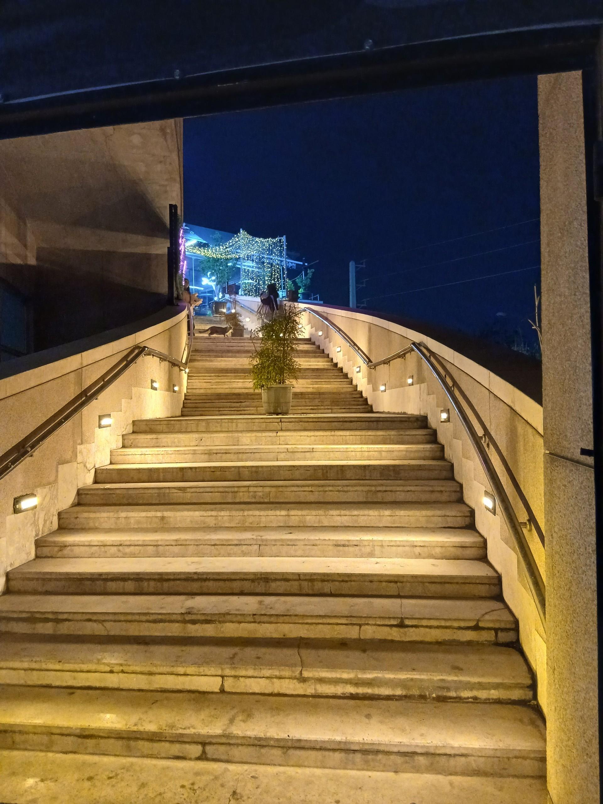 عکس کافه رستوران ۴۴