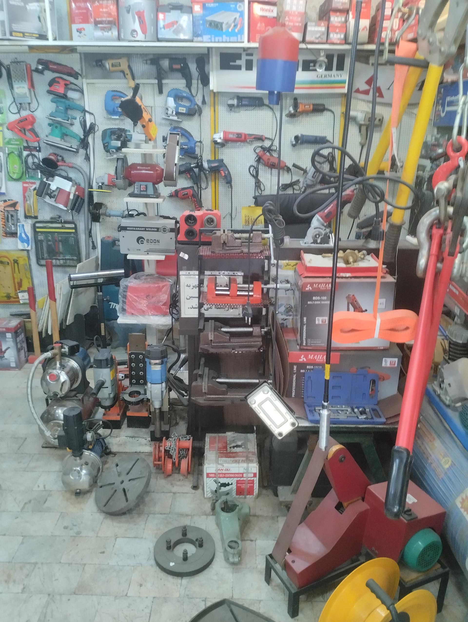 عکس فروشگاه ابزار و یراق آلات